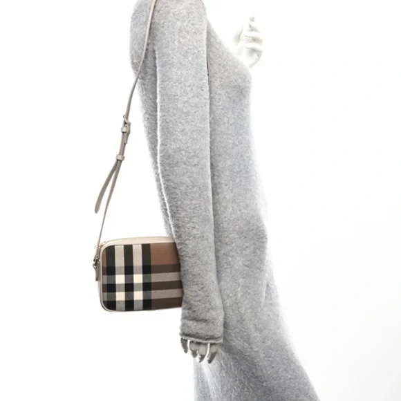 Battle of the Burberry - Picture 2 of 8